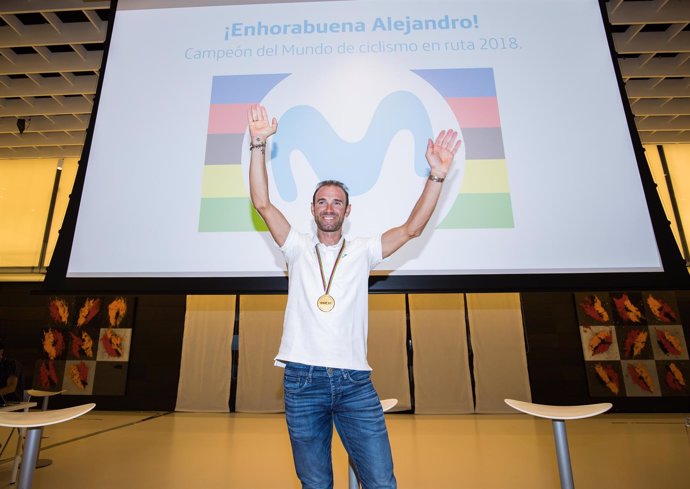 Alejandro Valverde, con el oro del Mundial en la sede de Telefónica