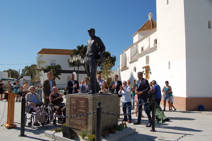 Tahivilla Rinde Homenaje A Generaciones De Vecinos Con Una Estatua Dedicada Al E