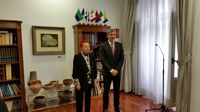 El presidente del Gobierno canario, Fernando Clavijo, y la artista Concha Jerez