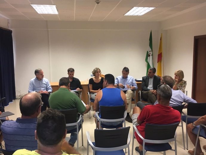 García Tejerina reunida con pescadores de Barbate