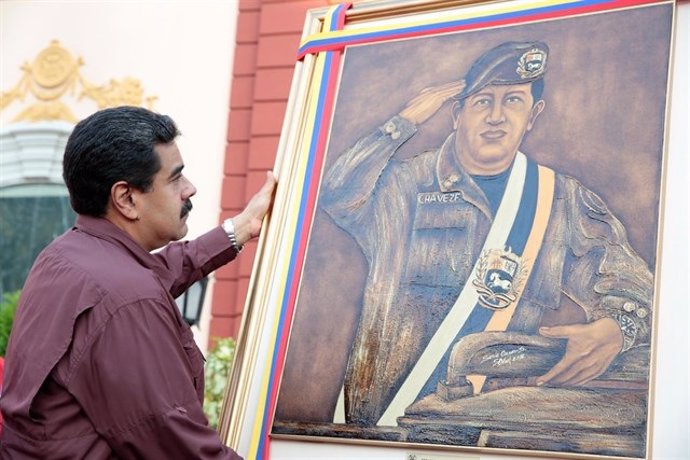 Maduro y cuadro Chávez