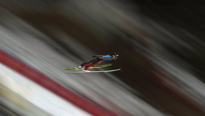 Un saltador de esquí, en plena competición olímpica
