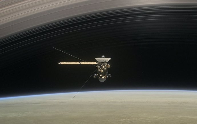 Recreación de la nave Cassini navegando entre Saturno y sus anillos