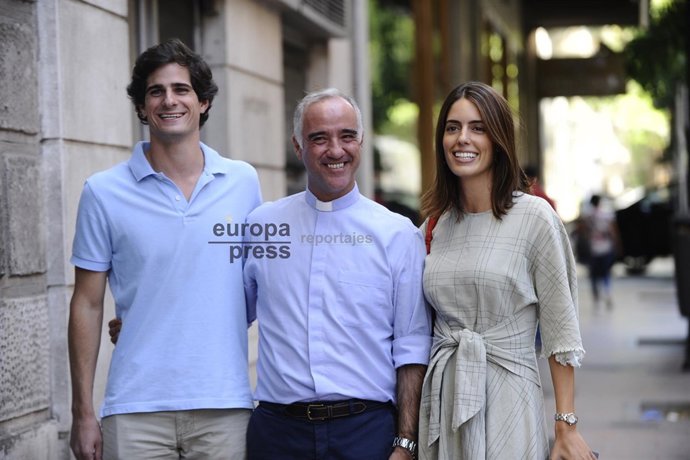 FERNANDO FITZ-JAMES Y SOFÍA PALAZUELO CON EL CONFESOR DE LOS ALBA