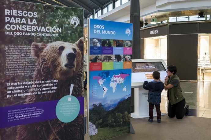 Carteles de la Fundación Oso en intu Asturias