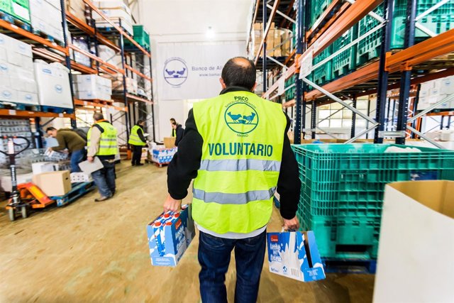 Voluntaris de la Federació Espanyola de Bancs d'Aliments (FESBAL) gestionant els