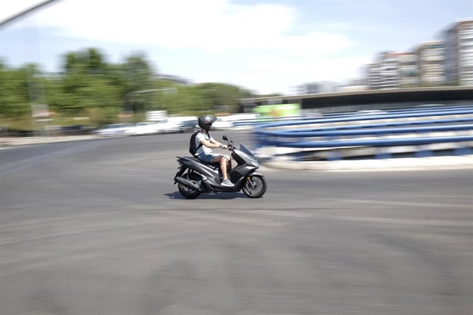 Fotos de recurso de coches, taxis, VTC, gruas, tráfico, carreteras, autovías