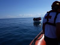 Rescatan a trece personas en una patera a 400 metros de Torrevieja