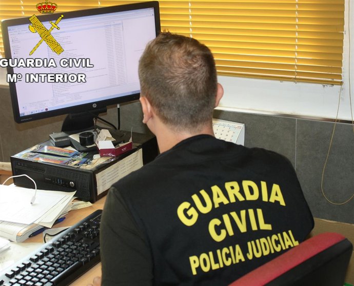 Guardia Civil Remitiendo Nota De Prensa