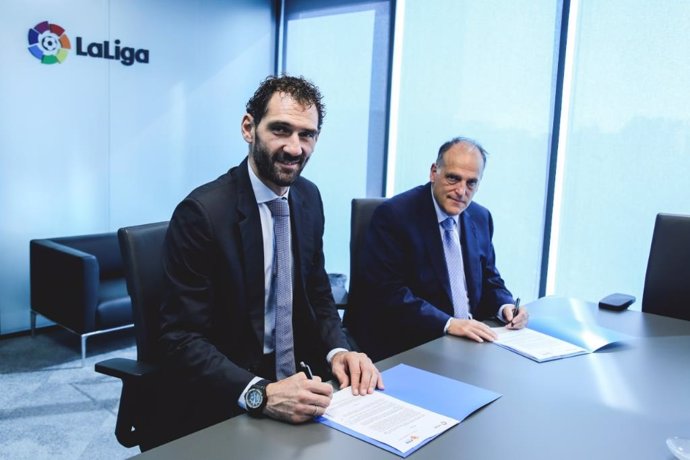 Garbajosa y Tebas firman el acuerdo entre FEB y LaLiga