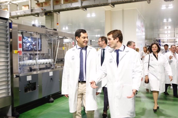 Juanma Moreno y Pablo Casado visitan la fábrica de Ybarra en Dos Hermanas