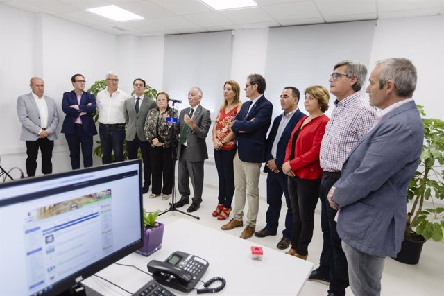 Representantes de la Diputación y el Ayuntamiento inauguran la nueva oficina.