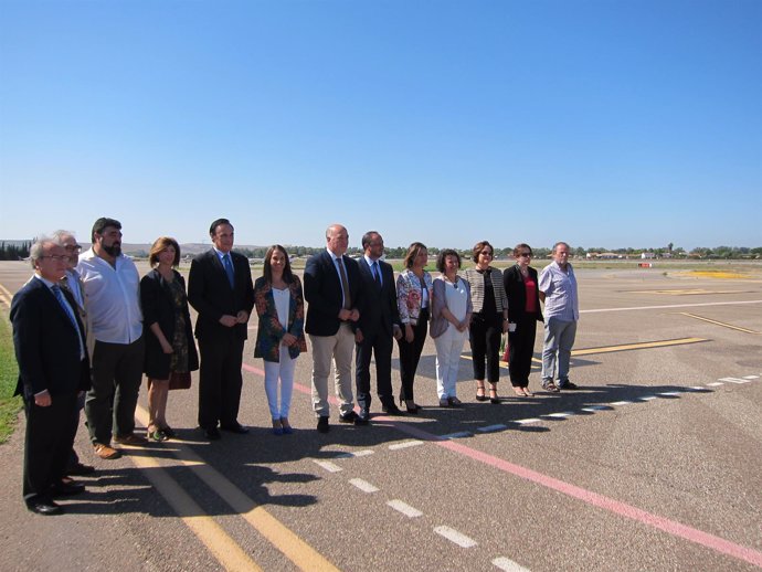 Gómez de Celis (centro) y el resto de autoridades a pie de pista del Aeropuerto