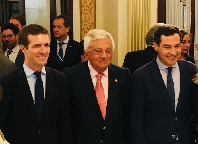 Pablo Casado y Juanma Moreno antes de participar en el almuerzo-coloquio