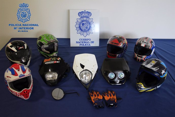 Imagen de los cascos y máscaras empleadas en los robos