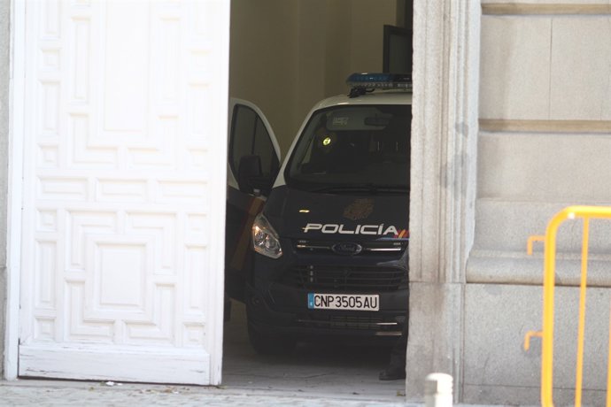 La Policia i Jordi Cuixart (arxiu)