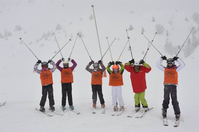 Escolares de la campaña de esquí  de la DPH