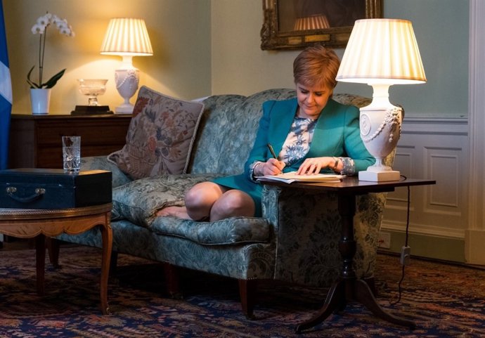 Nicola Sturgeon revisa la carta en la qual demana un segon referèndum