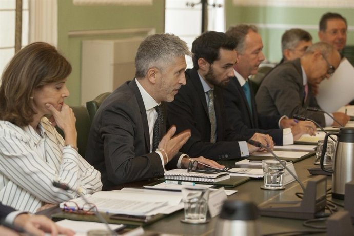Grande-Marlaska es reuneix amb representants policials i de la Guàrdia Civil