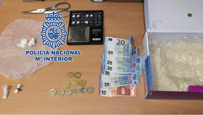 Droga, dinero y utensilios incautados por la Policía