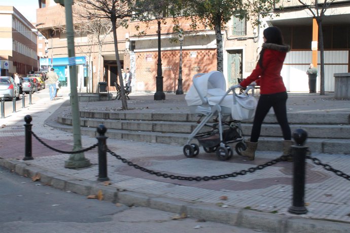 Una mujer pasea un bebé