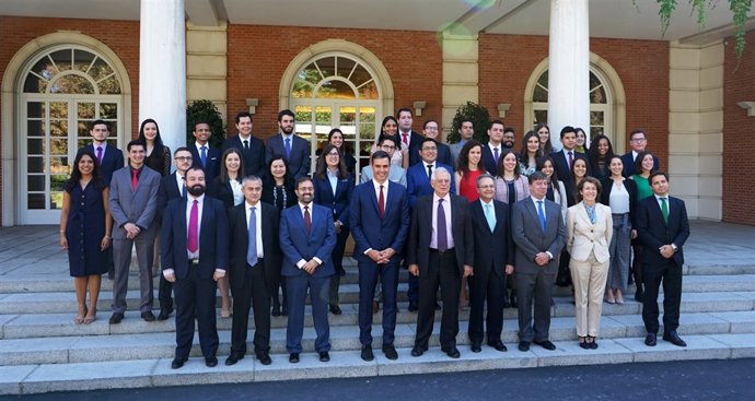 Sánchez con los participantes del programa Jóvenes Líderes Iberoamericanos
