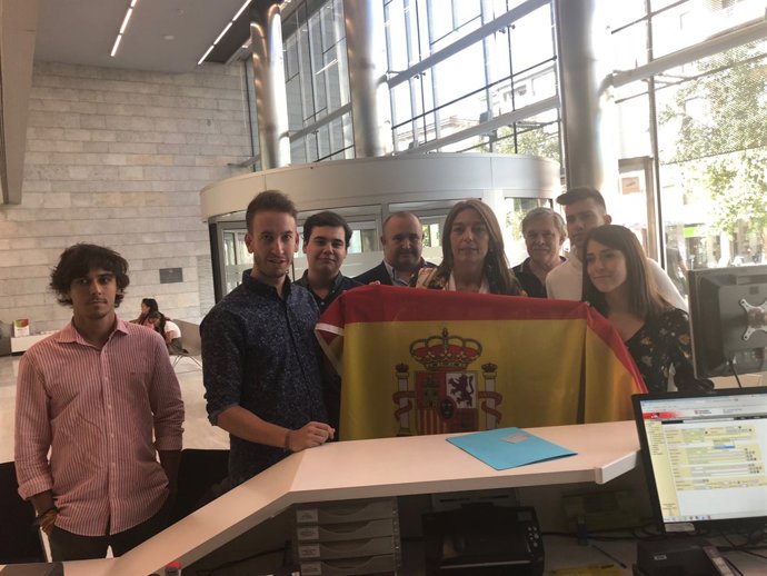 Concepció Veray (PP) registra una bandera espanyola a la Delegació de Girona