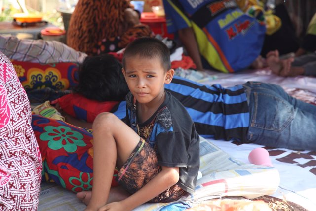 Un niño afectado por el terremoto en Indonesia