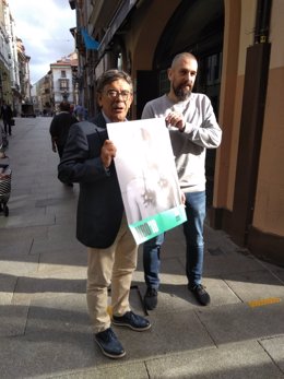 Sánchez Ramos y José Castellanos con el cartel de la Noche Blanca