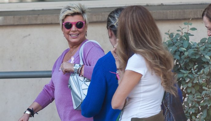Terelu Campos en el preoperatorio con unas amigas
