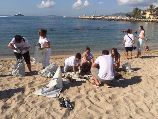 La regidora Neus Truyol asiste a la limpieza voluntaria de la playa El Portitxol