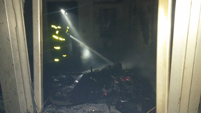 Bomberos durante las actuaciones contra el incendio de pastos en Chipiona