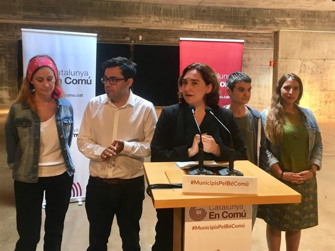 Roda de premsa de A.Colau amb membres de Catcomú