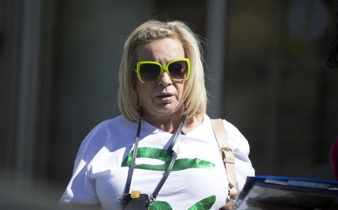 CARMEN BORREGO, OBLIGADA A SENTARSE EN PLENA CALLE POR UN DOLOR DE ESPALDA     