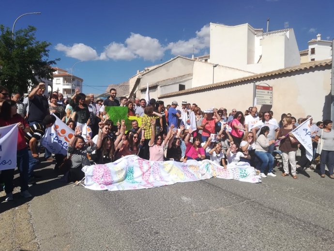 Centenares de vecinos de Los Vélez se manifiestan por el centro Apafa