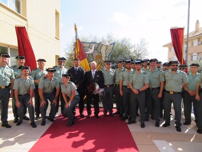 Guardia Civil de Inca, durante la entrega de un obsequio