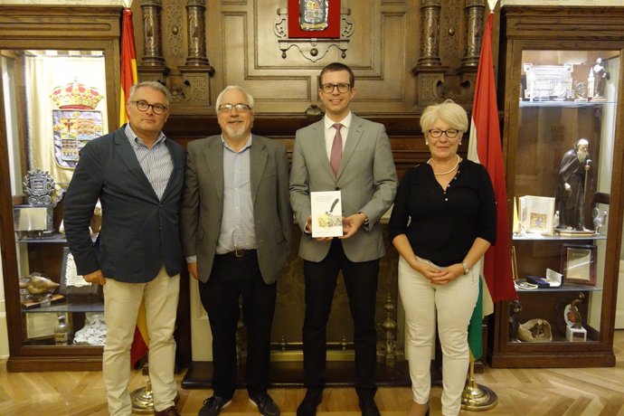  Javier Osés Presenta Libro En Centro Riojano Madrid                         