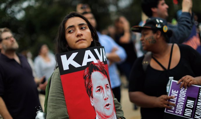 Manifestante sujeta un cartel contra Brett Kavanaugh