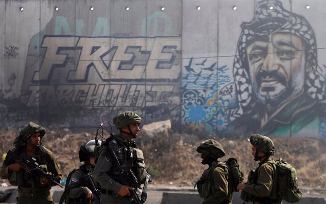 Soldados israelíes frente al muro de Cisjordania