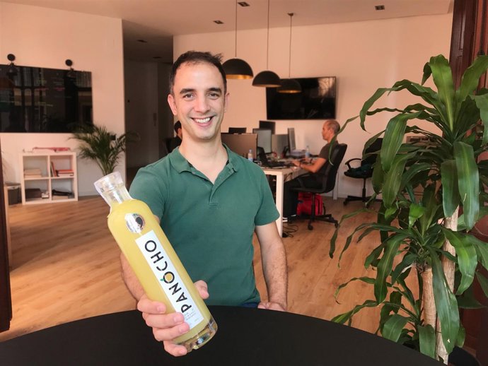 Alejandro Garriga con la botella del 'lemoncello' Panocho