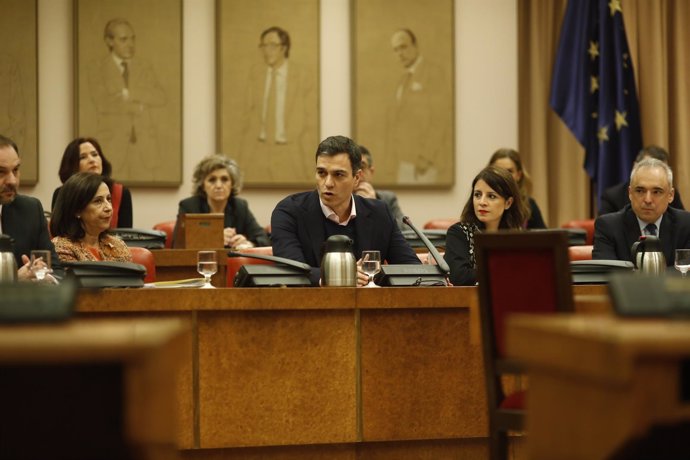 Margarita Robles, Pedro Sánchez y Adriana en la reunión del Grupo Socialista