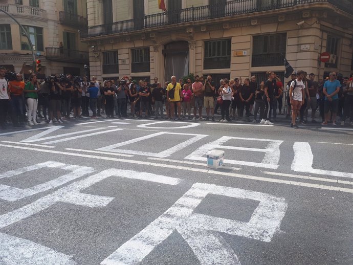 Pintan en la calzada ante la Jefatura Superior de Policía de Barcelona