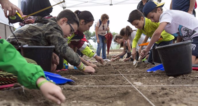 Alumnos madrileños participan en el programa 'Arqueólogos por un día'