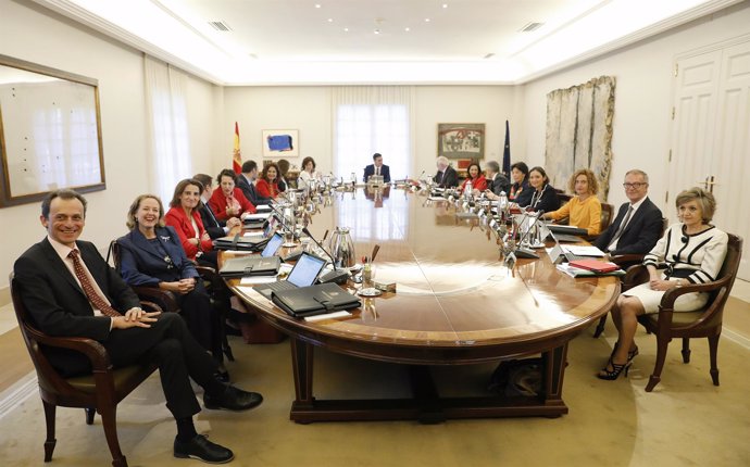 Foto de familia del Gobierno y reunión del Consejo de Ministros