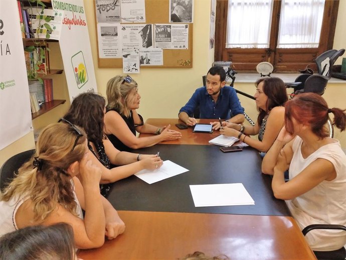 Participa e IU se reunen con profesionales de la dependencia