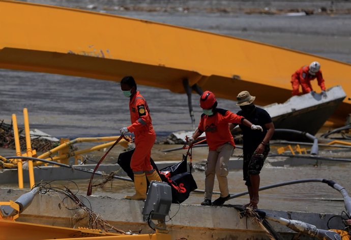 Los rescatistas recuperan un cadáver en un puente derrumbado en Palu