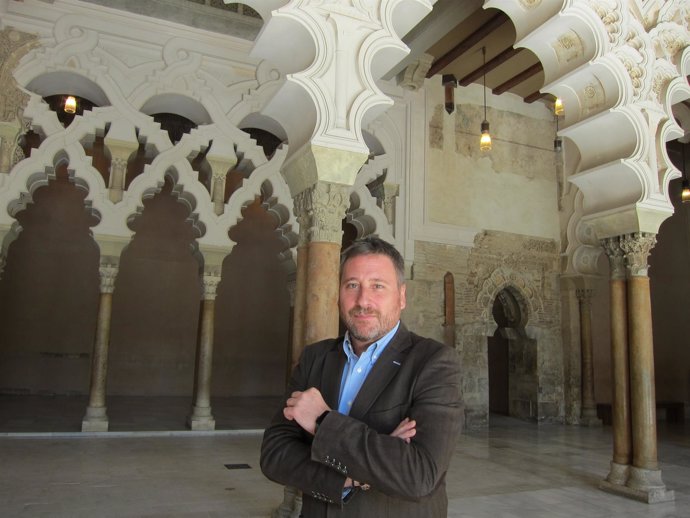 José Luis Soro, posando en el Palacio de la Aljafería