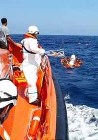 Rescatas un centenar de personas de cuatro pateras en aguas del Estrecho