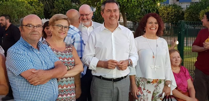 El alcalde de Sevilla participa en la inauguración de la nueva Plaza de Azahín