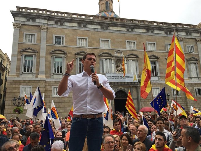 El president de Cs, Albert Rivera, durant el seu discurs a la plaça Sant Jaume